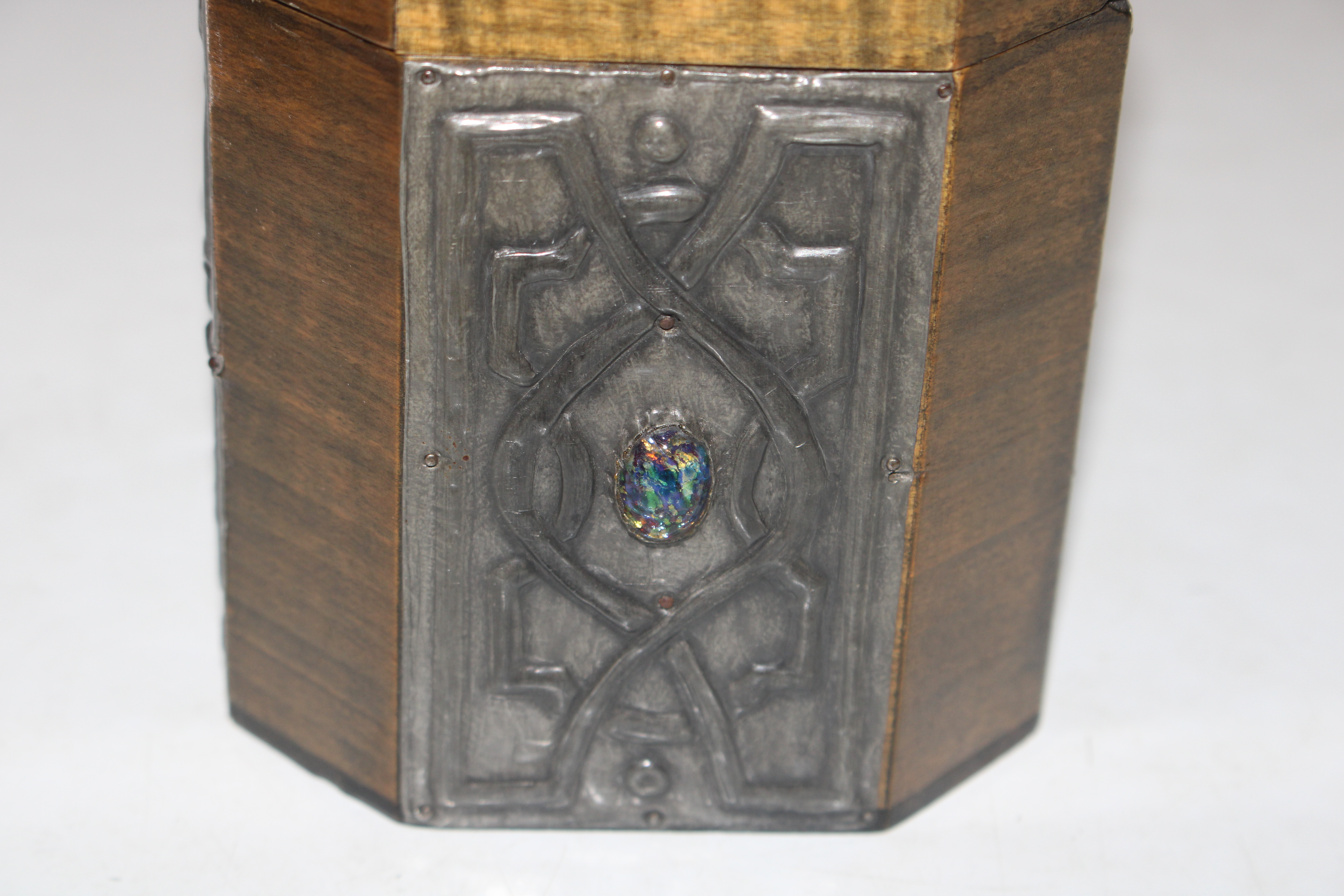 An Arts & Crafts type tea caddy with stylised pewter decoration - Bild 4 aus 8
