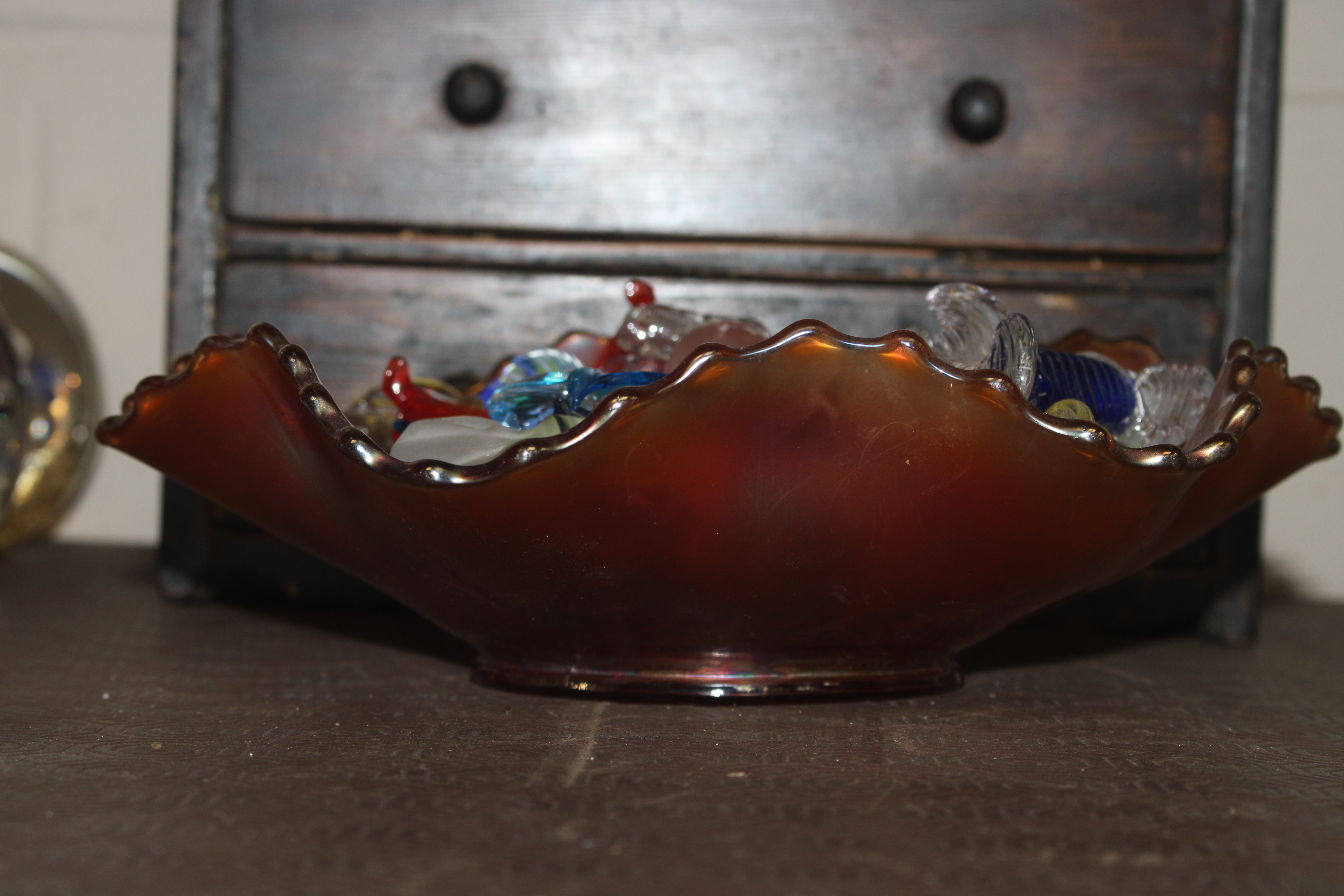 A Carnival glass bowl and contents of glass model - Bild 2 aus 3