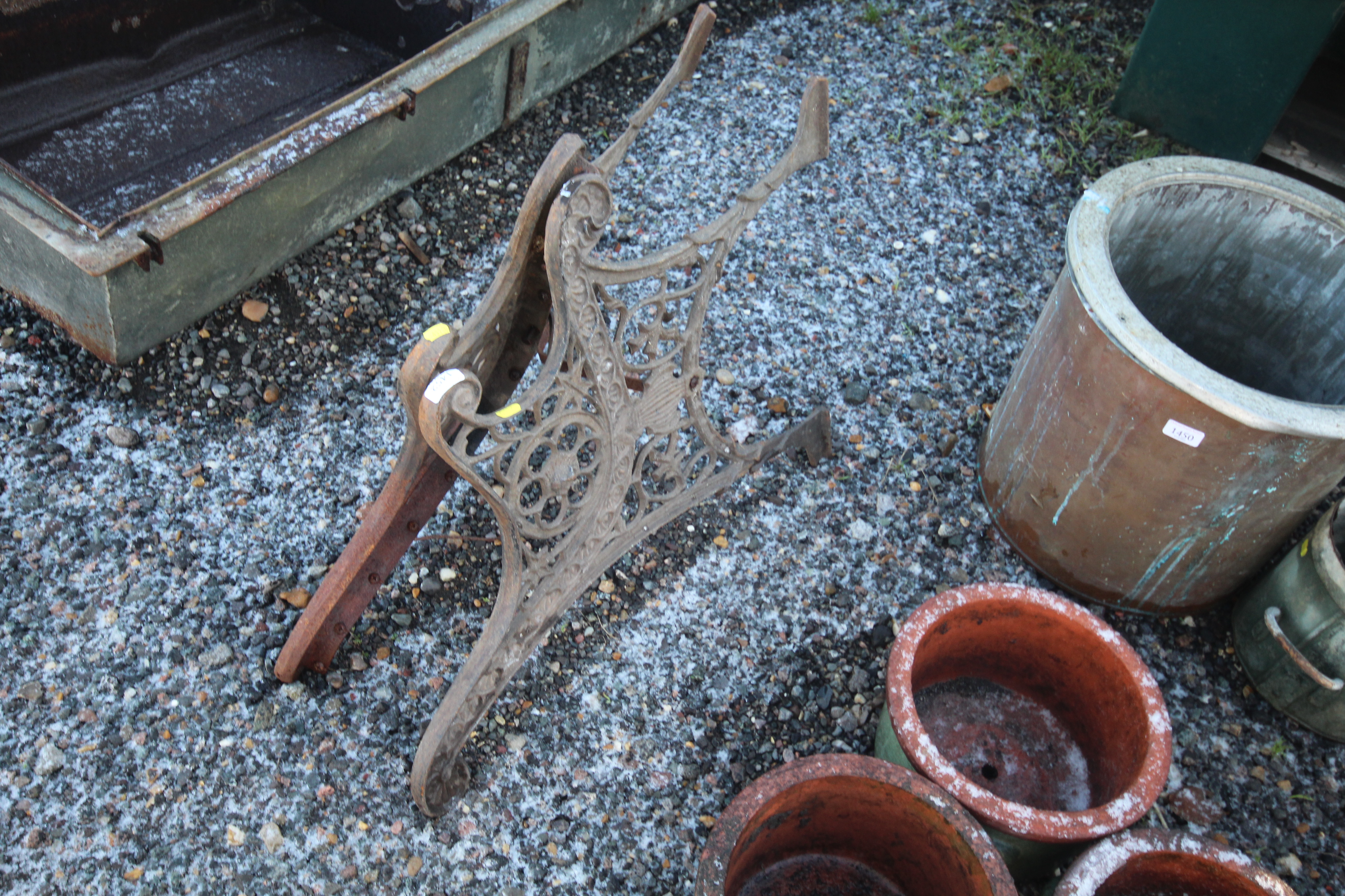 A pair of cast iron bench ends - Image 2 of 2
