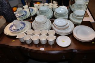 A quantity of various tea and dinnerware to includ