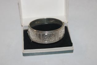 1958 Chester, Smith & Pepper wide hinged bangle, 5