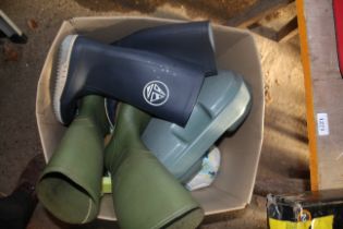 A box containing two pairs of Wellington boots (si