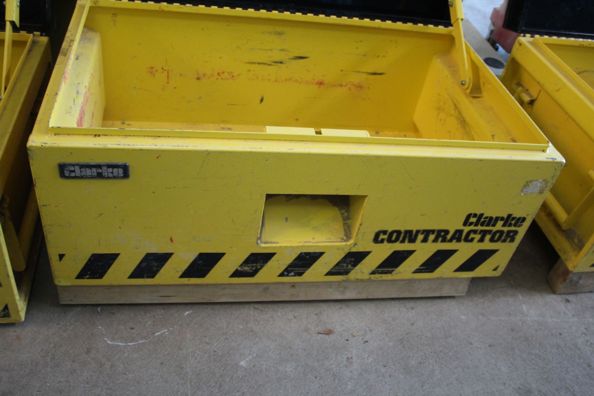 Clarke Contractor secure toolbox. V CAMPSEA ASHE - Image 2 of 5