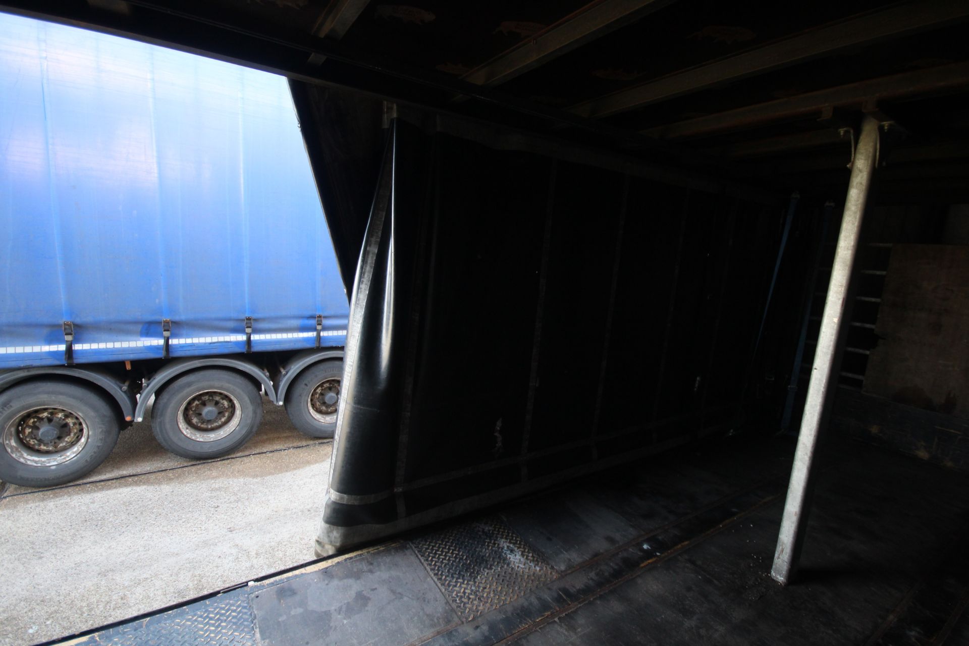 Montracon 39T 13.6m tri-axle step frame double deck curtain-side trailer. Registration C404760. - Image 68 of 84