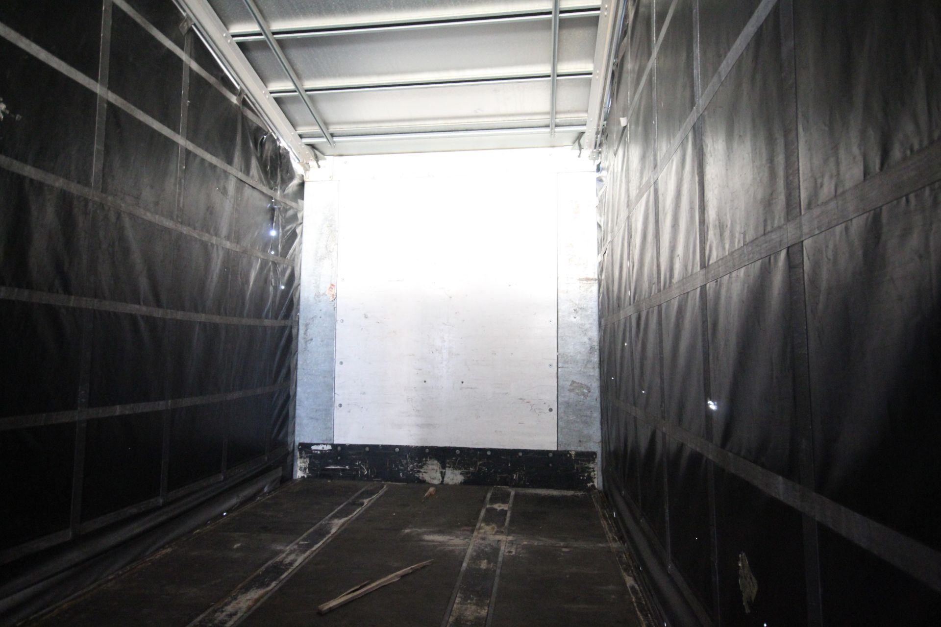 Montracon 39T 13.6m tri-axle step frame double deck curtain-side trailer. Registration C527332. - Image 76 of 83