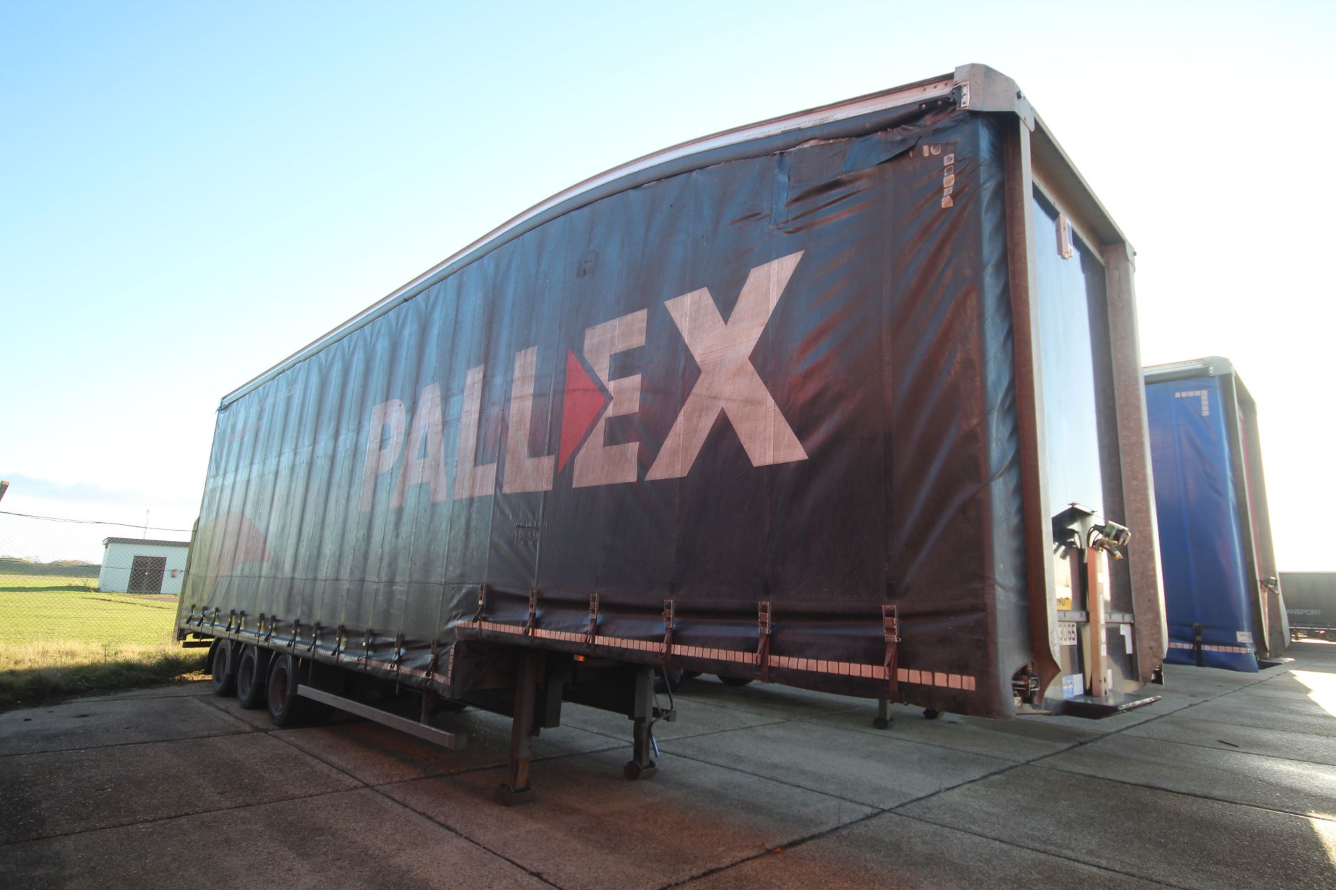 Montracon 39T 13.6m tri-axle step frame double deck curtain-side trailer. Registration C404760. - Image 4 of 84