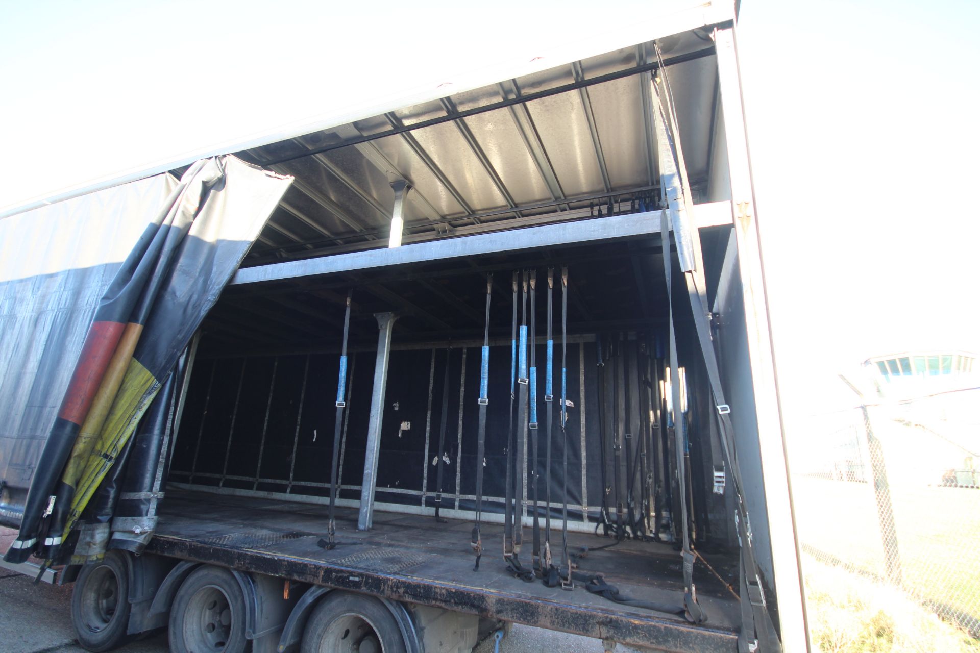 Montracon 39T 13.6m tri-axle step frame double deck curtain-side trailer. Registration C404760. - Image 60 of 84