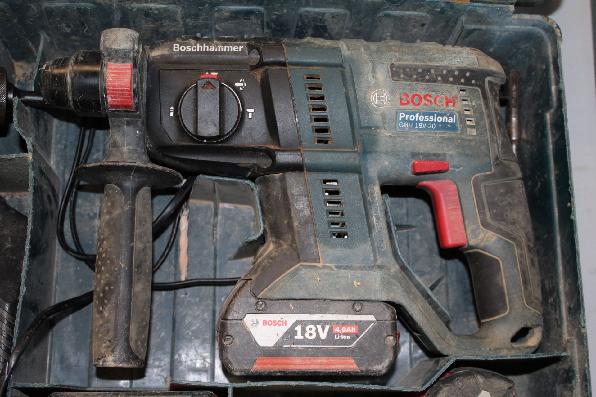 Bosch 18v professional cordless hammer drill with 4x batteries and charger in case. V CAMPSEA ASHE - Image 5 of 6