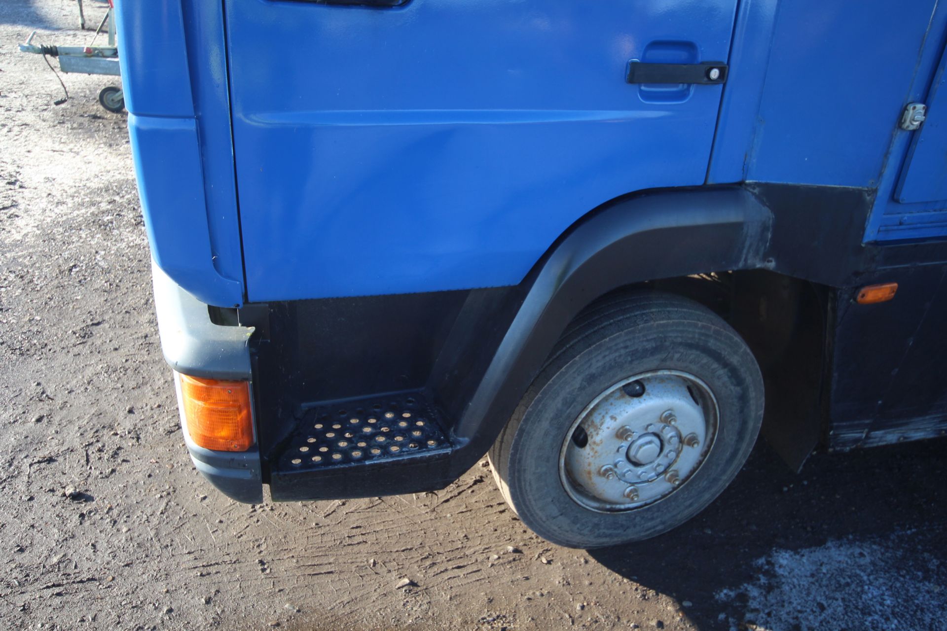 MAN 8.153 7.5T manual 4x2 horsebox. Registration N670 BJH. Date of first registration 22/07/1996. - Image 7 of 103