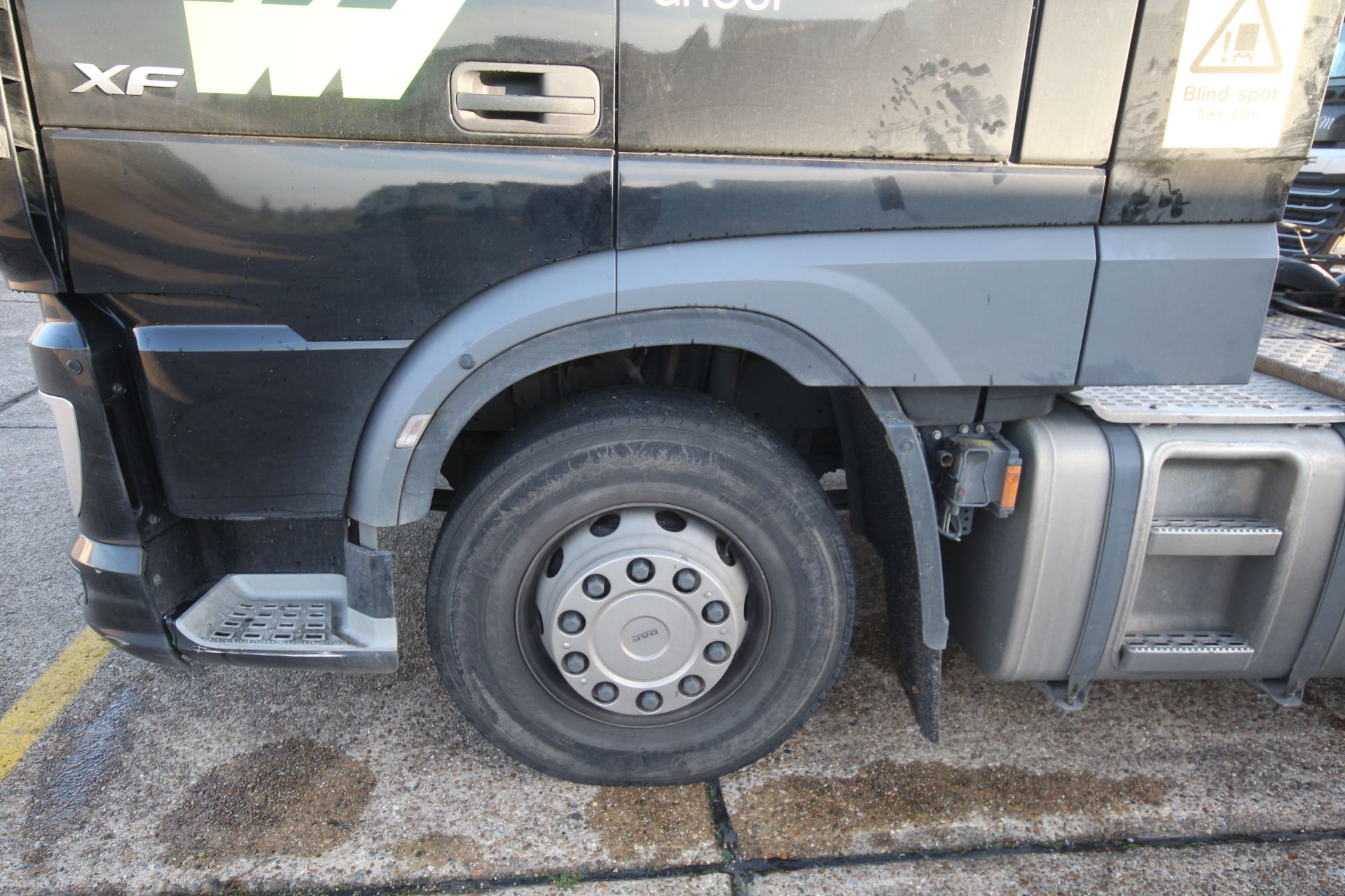 DAF XF 480 FTG 6X2 Euro 6D auto mid-lift and steer 44T unit. Registration P88 MGL. Date of first - Image 16 of 102