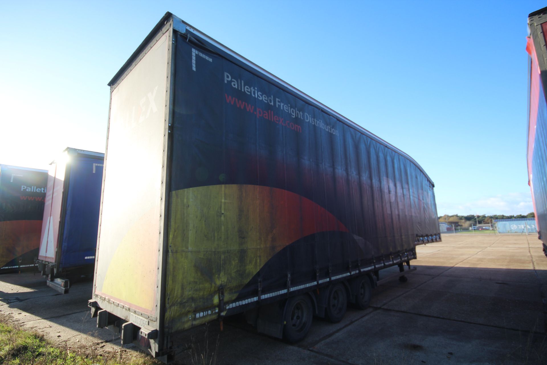 Montracon 39T 13.6m tri-axle step frame double deck curtain-side trailer. Registration C404760. - Image 3 of 84