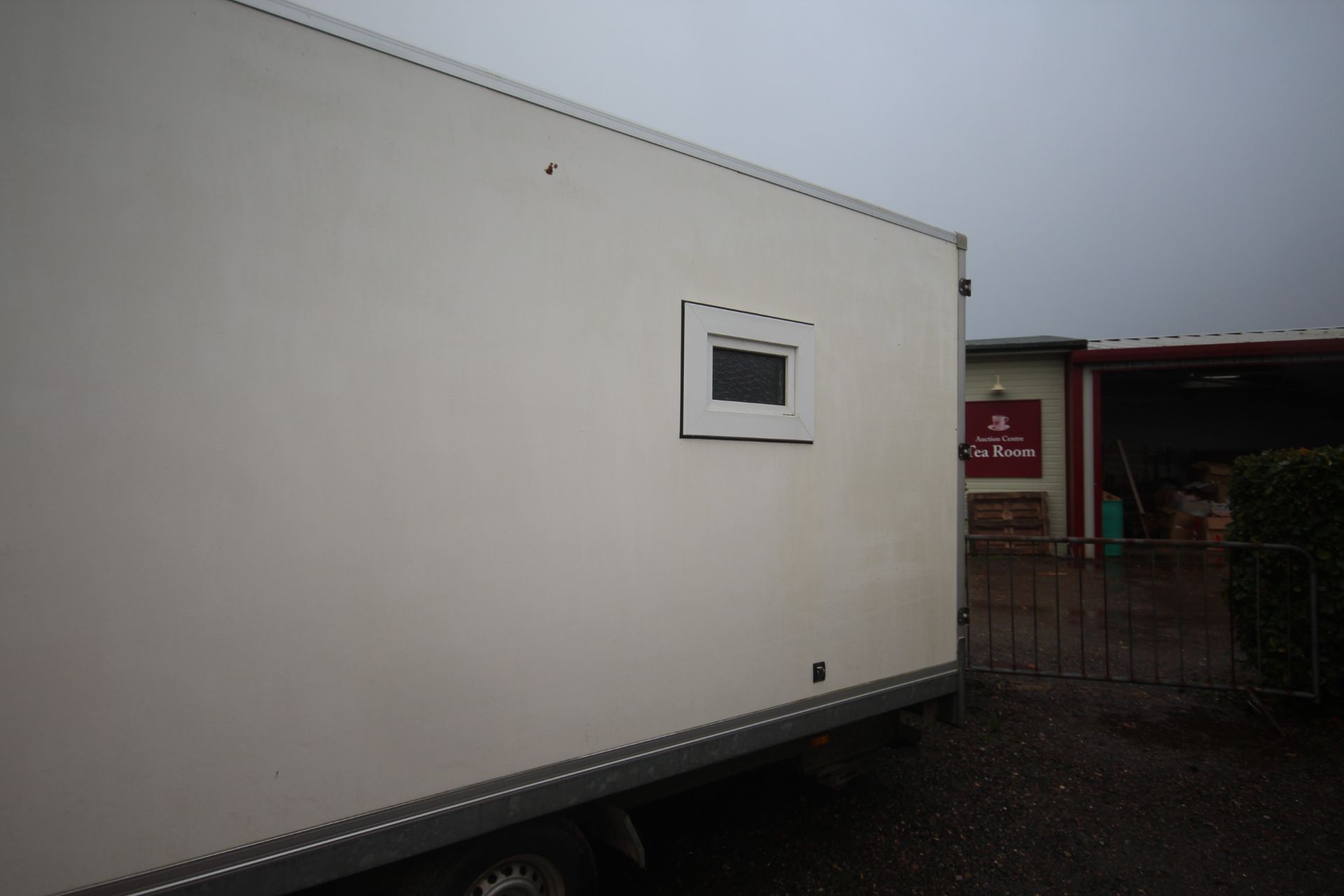 Henra 17ft 5in x 7ft 6in twin axle exhibition/ box trailer. With barn doors, side opening and - Image 7 of 16