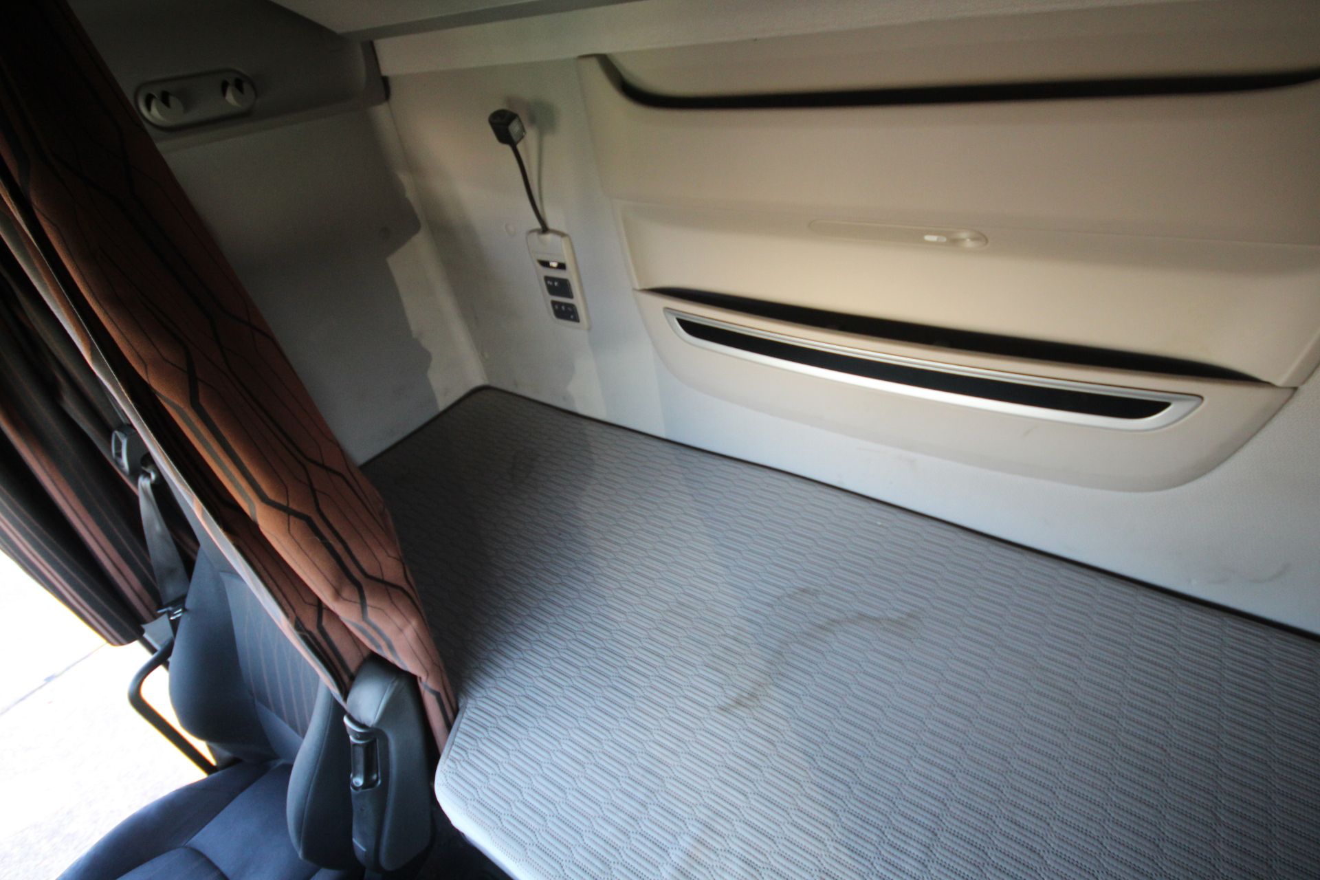 DAF XF 480 FTG 6X2 Euro 6D auto mid-lift and steer 44T unit. Registration P31 MGL. Date of first - Image 93 of 122