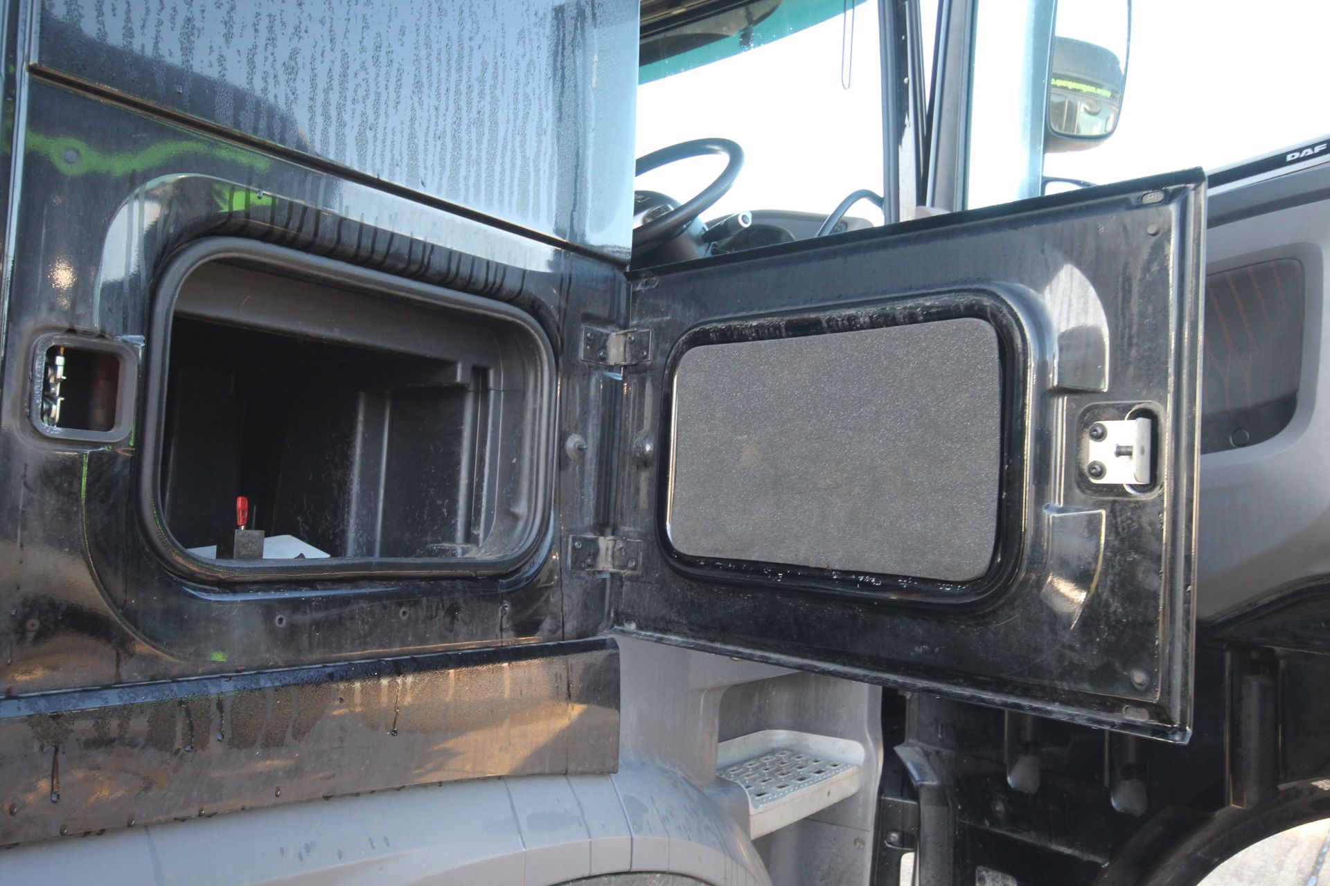 DAF XF 480 FTG 6X2 Euro 6D auto mid-lift and steer 44T unit. Registration P88 MGL. Date of first - Image 68 of 102