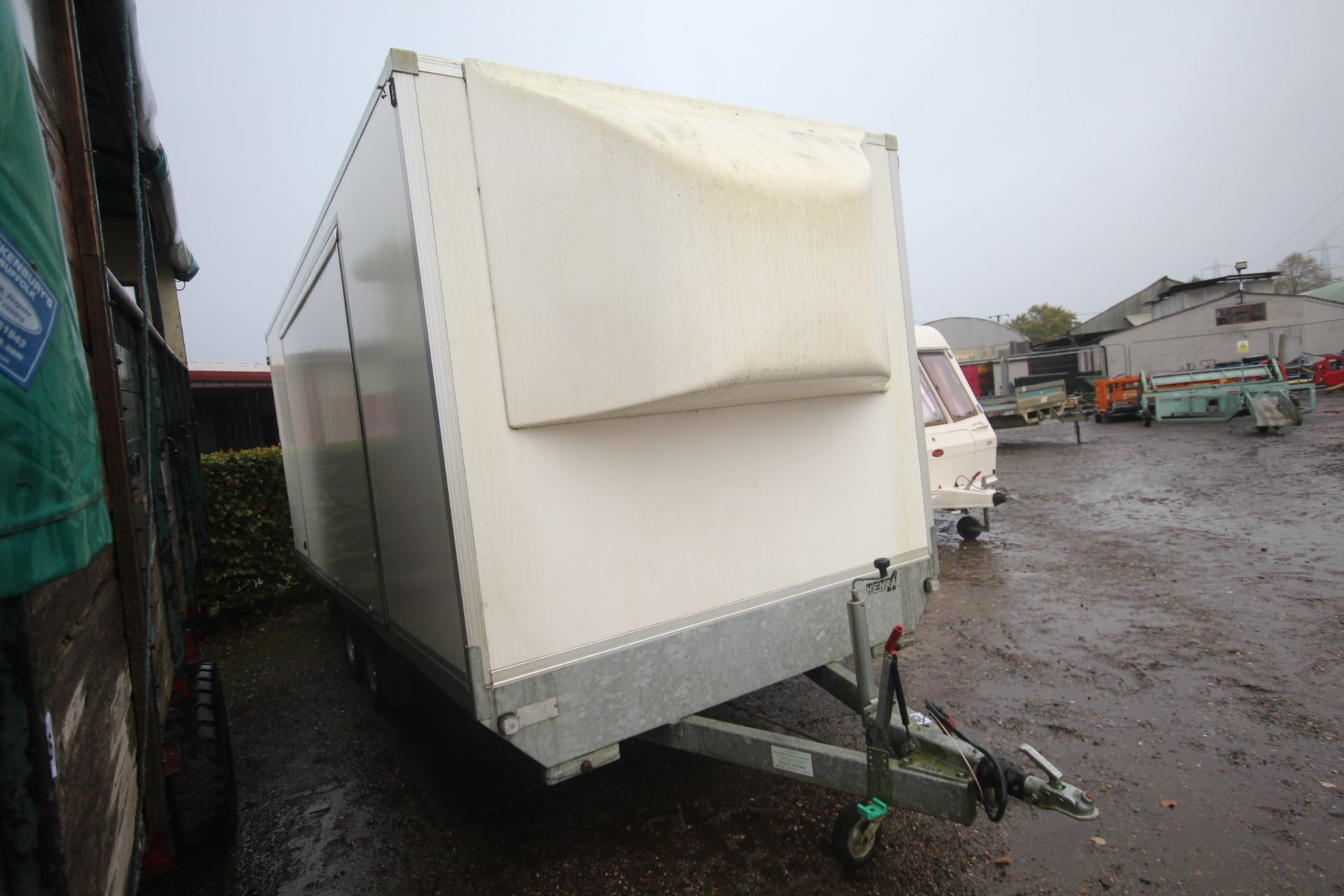 Henra 17ft 5in x 7ft 6in twin axle exhibition/ box trailer. With barn doors, side opening and - Image 3 of 16