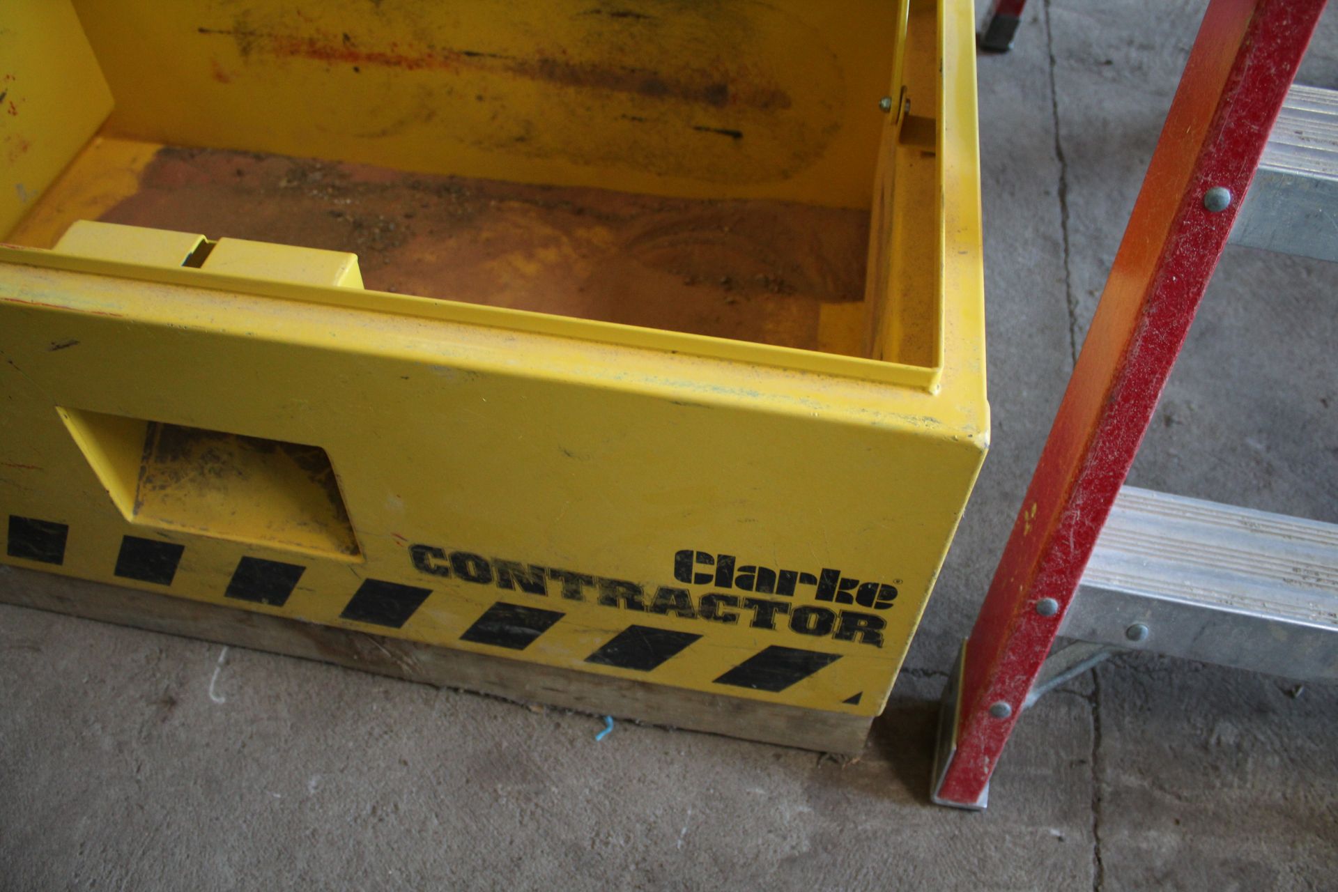 Clarke Contractor secure toolbox. V CAMPSEA ASHE - Image 3 of 6
