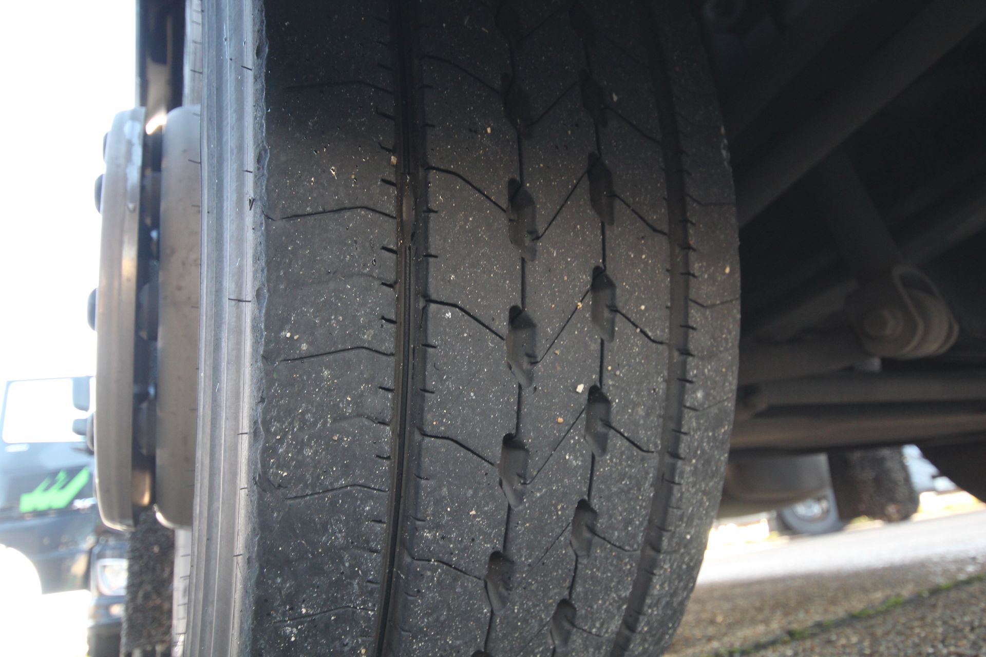 DAF XF 480 FTG 6X2 Euro 6D auto mid-lift and steer 44T unit. Registration P88 MGL. Date of first - Image 43 of 102