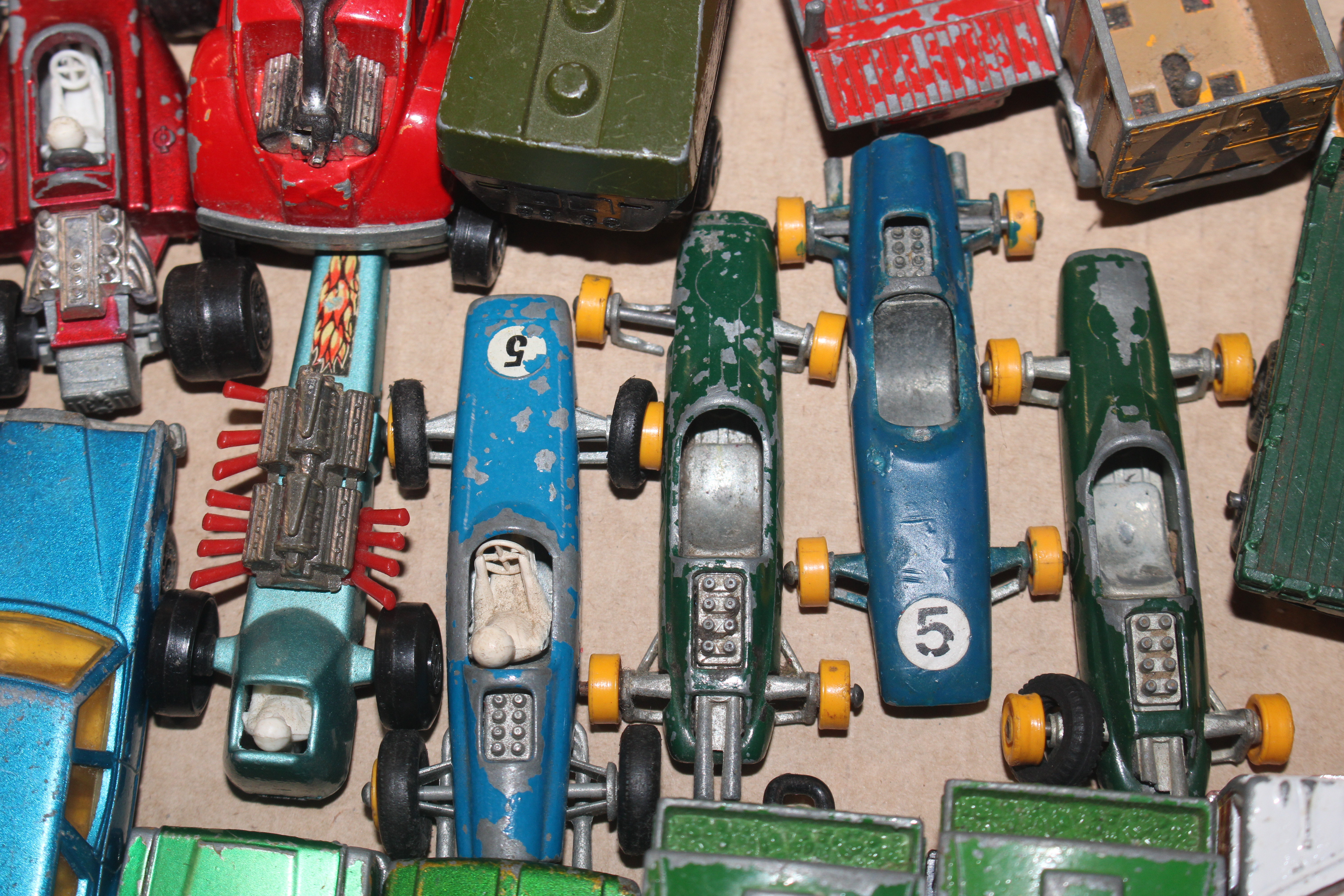 A box of Matchbox die-cast vehicles - Image 5 of 6