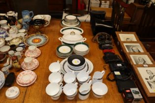 A quantity of St Michael "Pemberton" dinnerware to