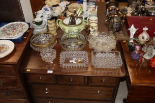 A quantity of various glass bowls to include a cry