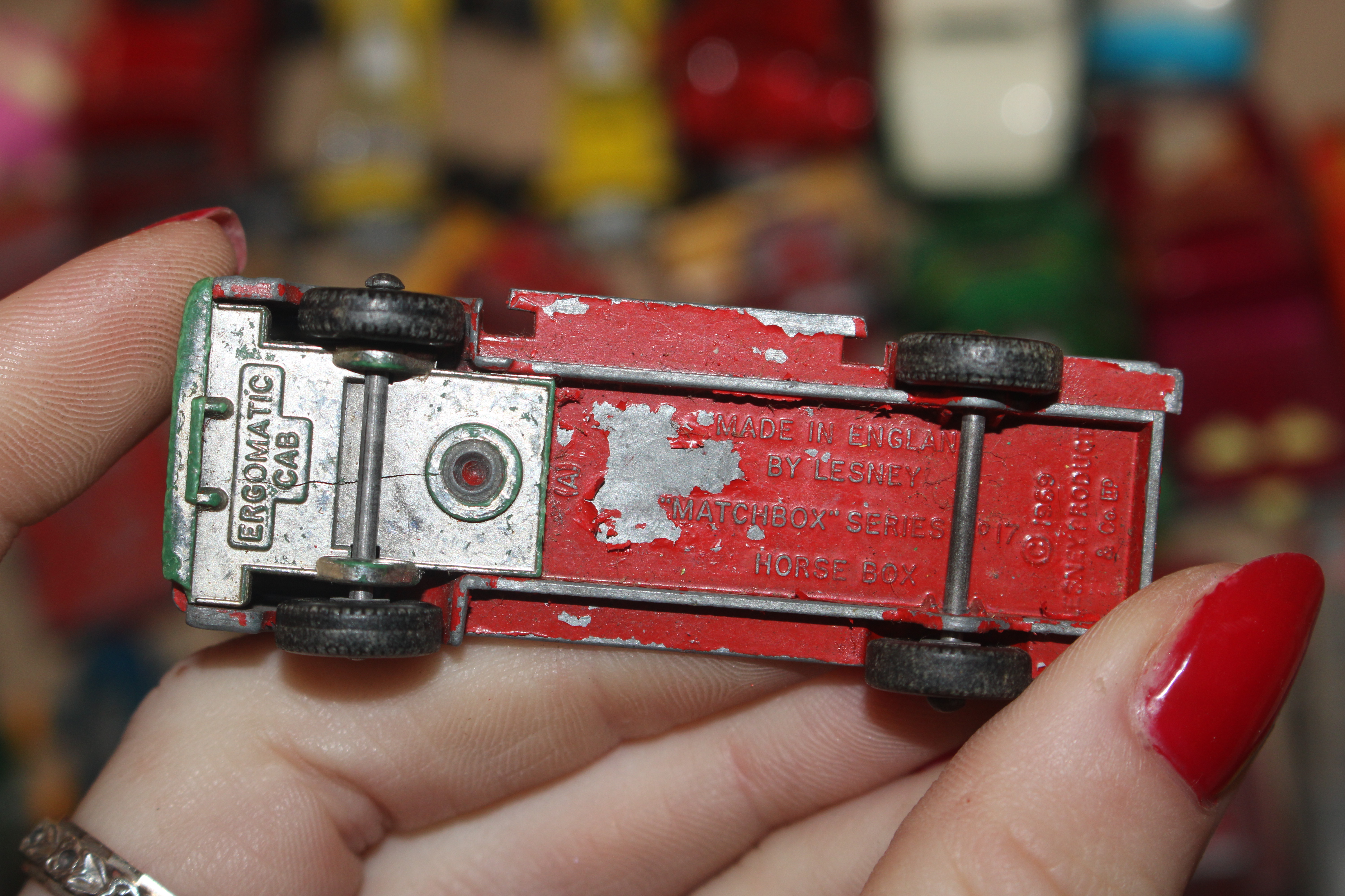 A box of Matchbox die-cast vehicles - Image 3 of 6