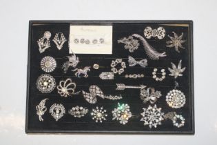 A tray of various paste set brooches etc.