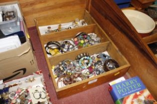 A tray box and contents of various costume jewelle