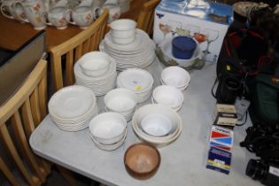 A quantity of various Villeroy and Boch tea and di