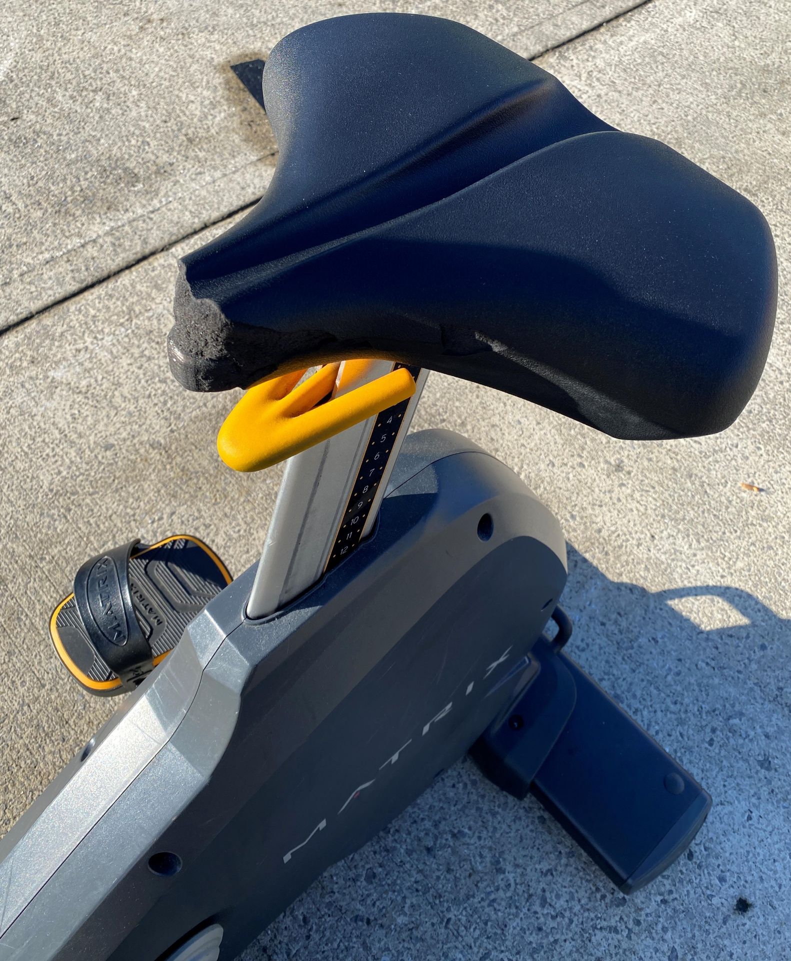 Matrix U5x Upright Cycle (YOM 2015) - Foam nose of seat is damaged (C5) - Image 7 of 8