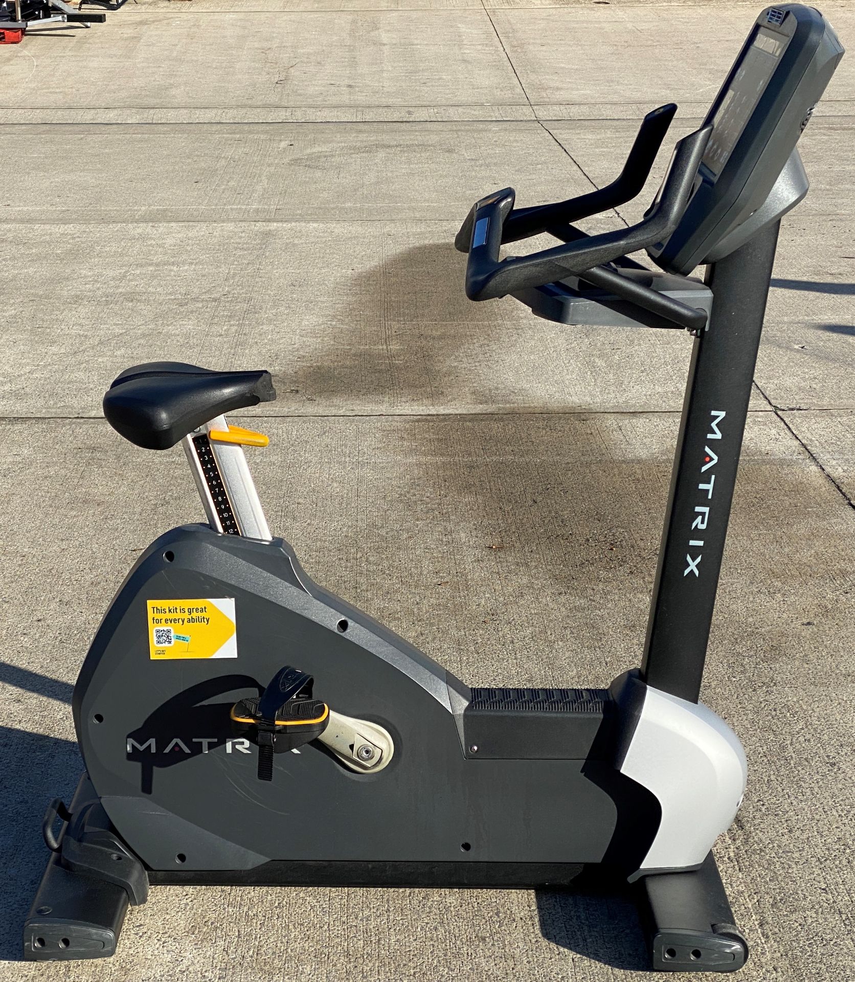 Matrix U5x Upright Cycle (YOM 2015) - Foam nose of seat is damaged (C5) - Image 2 of 8