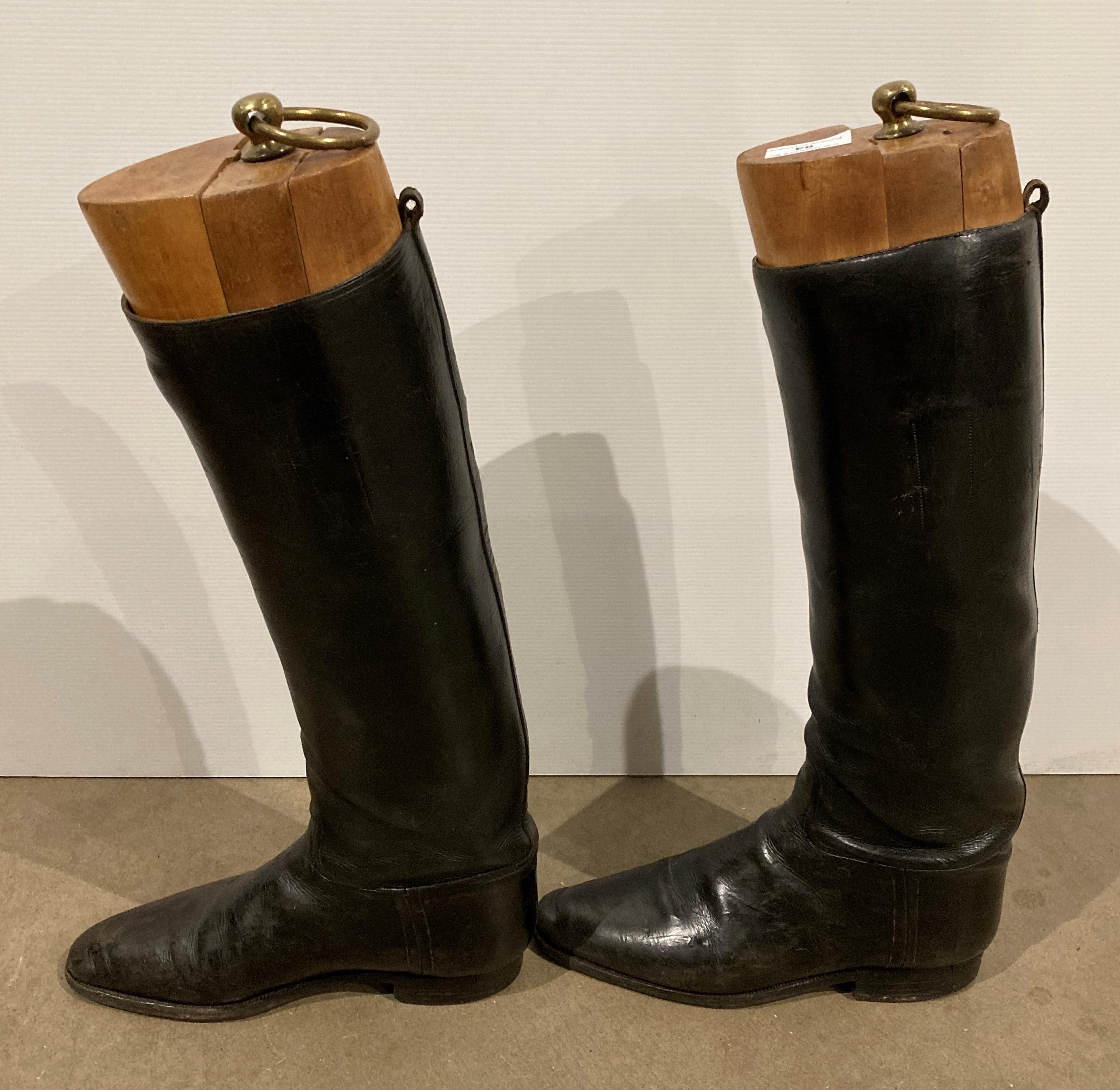 Pair of dark brown leather riding boots (possibly size 6 or 7) and a pair of wooden boot stretchers - Image 2 of 3