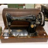 Singer manual sewing machine in portable wooden case (saleroom location: G08)