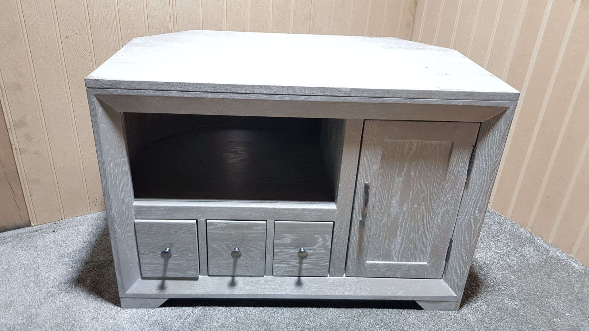 Willow Solid Oak With Grey Wash Corner TV Unit. Dimensions: (H64x W93x D55cm). - Image 6 of 18