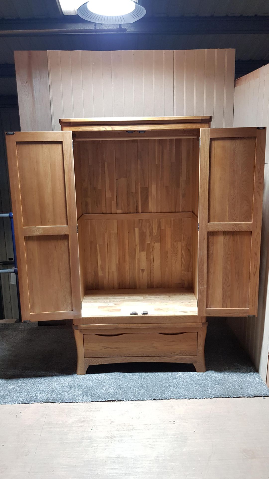 Orrick Rustic Solid Oak Double Wardrobe. Dimensions: (H185x W100x D56cm). (Unused, Ex Display). - Image 8 of 15