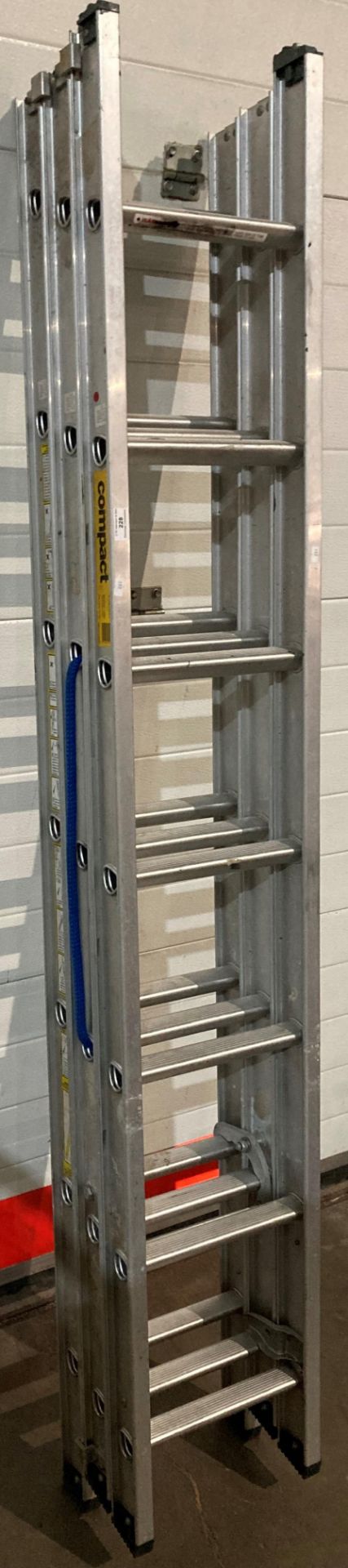 Abru compact 21 rung triple extension ladder (Saleroom location: ROLLER 2)