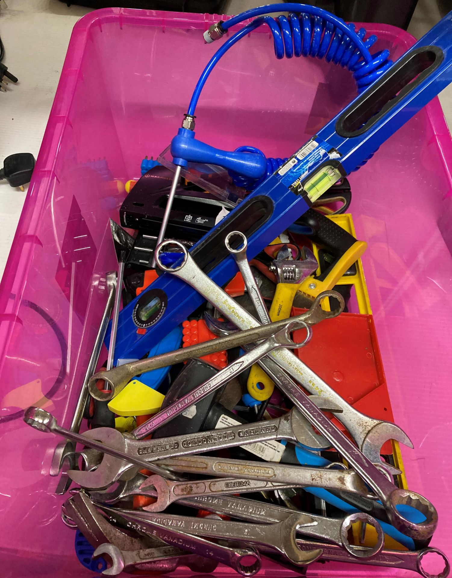 Contents to plastic box - quantity of assorted hand tools (Saleroom location: D05)