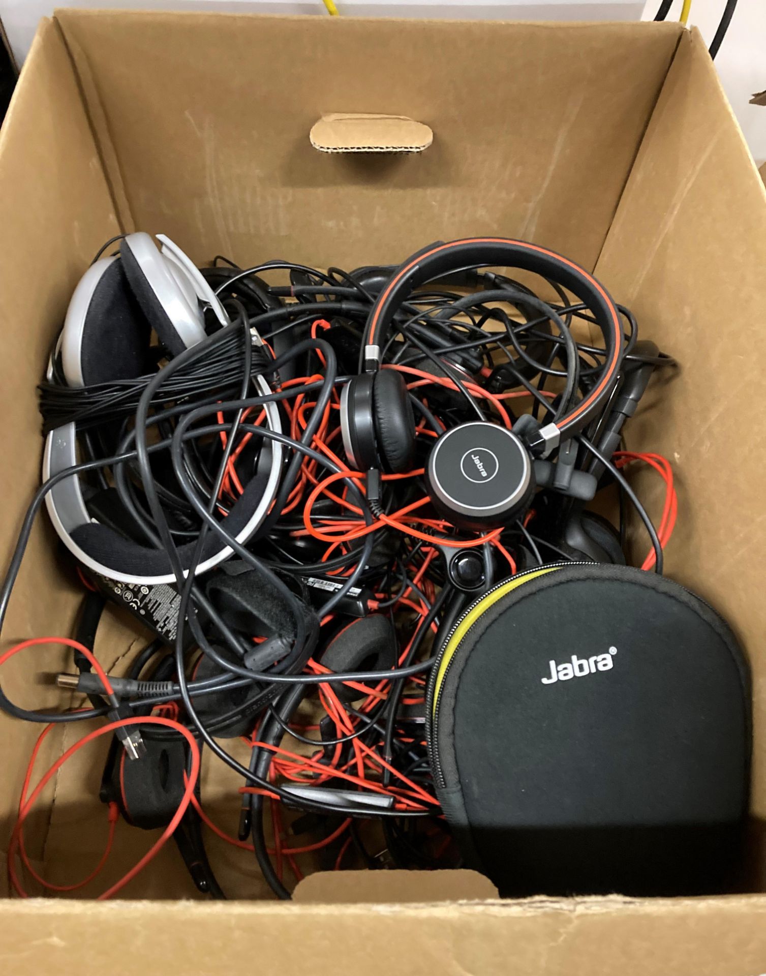 Contents to box quantity of headsets by Jabra,