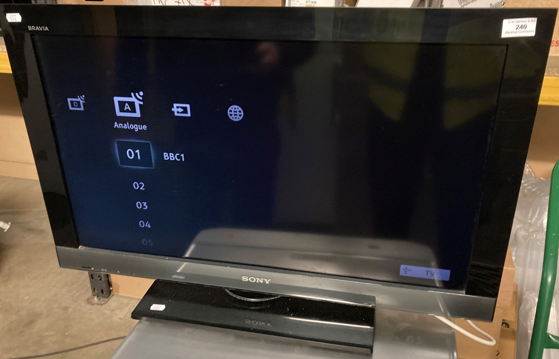Sony 32 inch HD TV complete with remote and power lead (Saleroom location: Pay office)