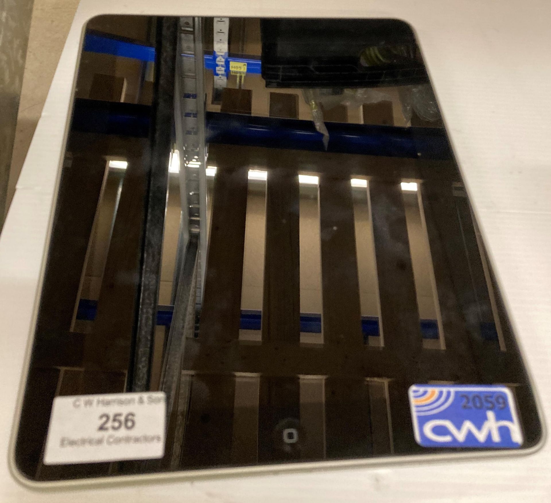 16GB Apple iPad in silver (Saleroom location: F02)