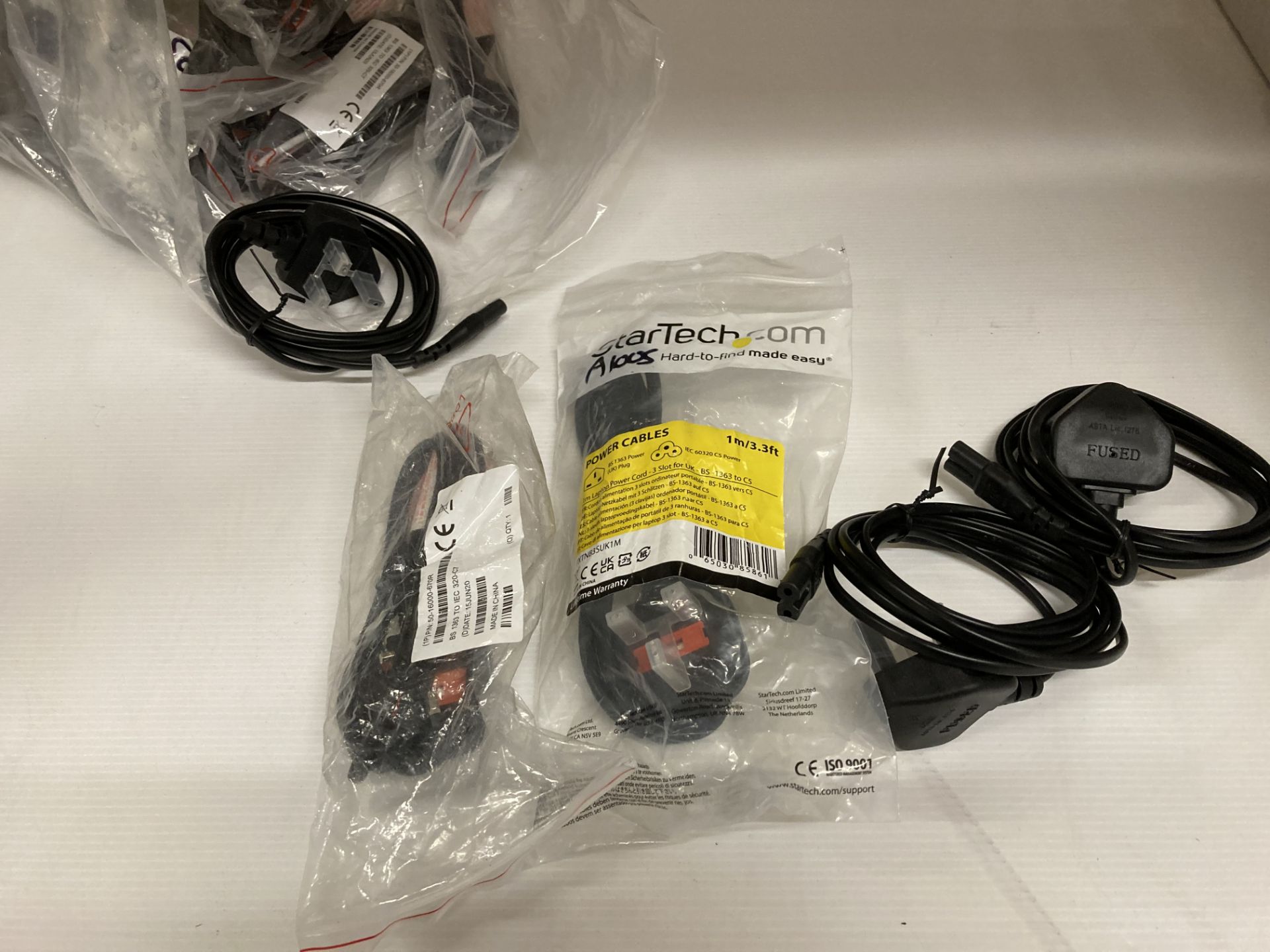 15 assorted 3 slot and 2 slot power leads (Saleroom location: F05)