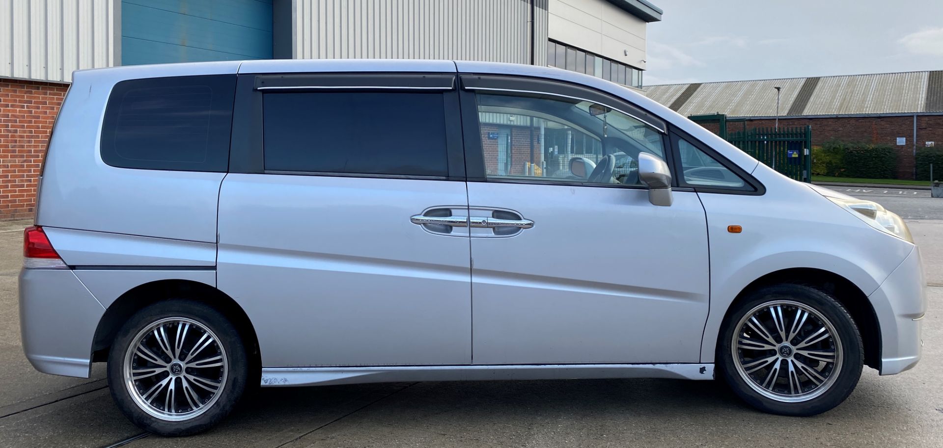 HONDA STEPWAGON 2.0 AUTOMATIC 8 SEATER MPV - Petrol - Silver - Grey cloth interior - IMPORT VEHICLE. - Image 10 of 26