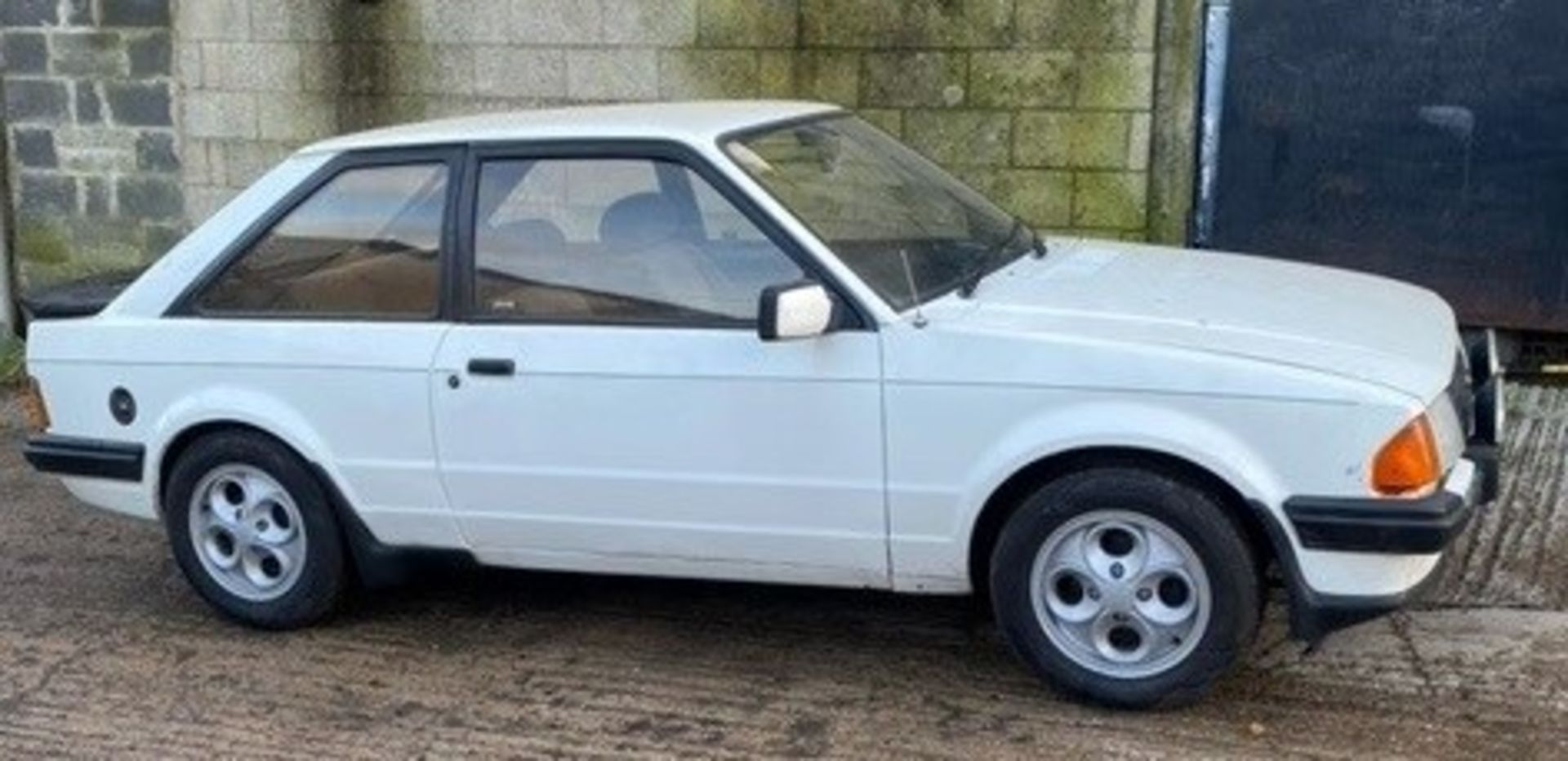 FORD ESCORT 1.6 XR3i THREE DOOR HATCHBACK - Petrol - White. - Image 23 of 23