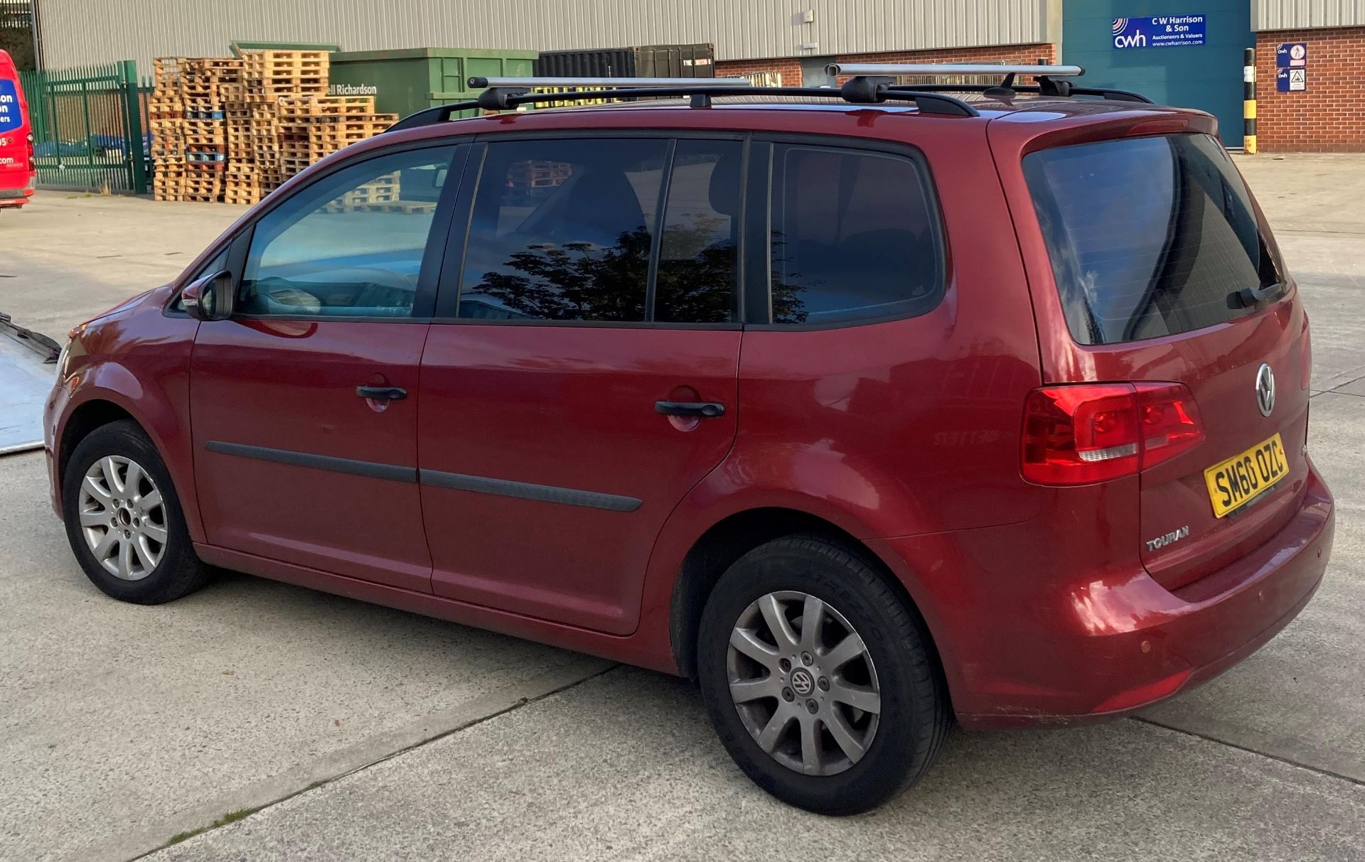 VOLKSWAGEN TOURAN 1.6 S TDi 106 MPV (7 SEATER) - Diesel - Red. - Image 6 of 25