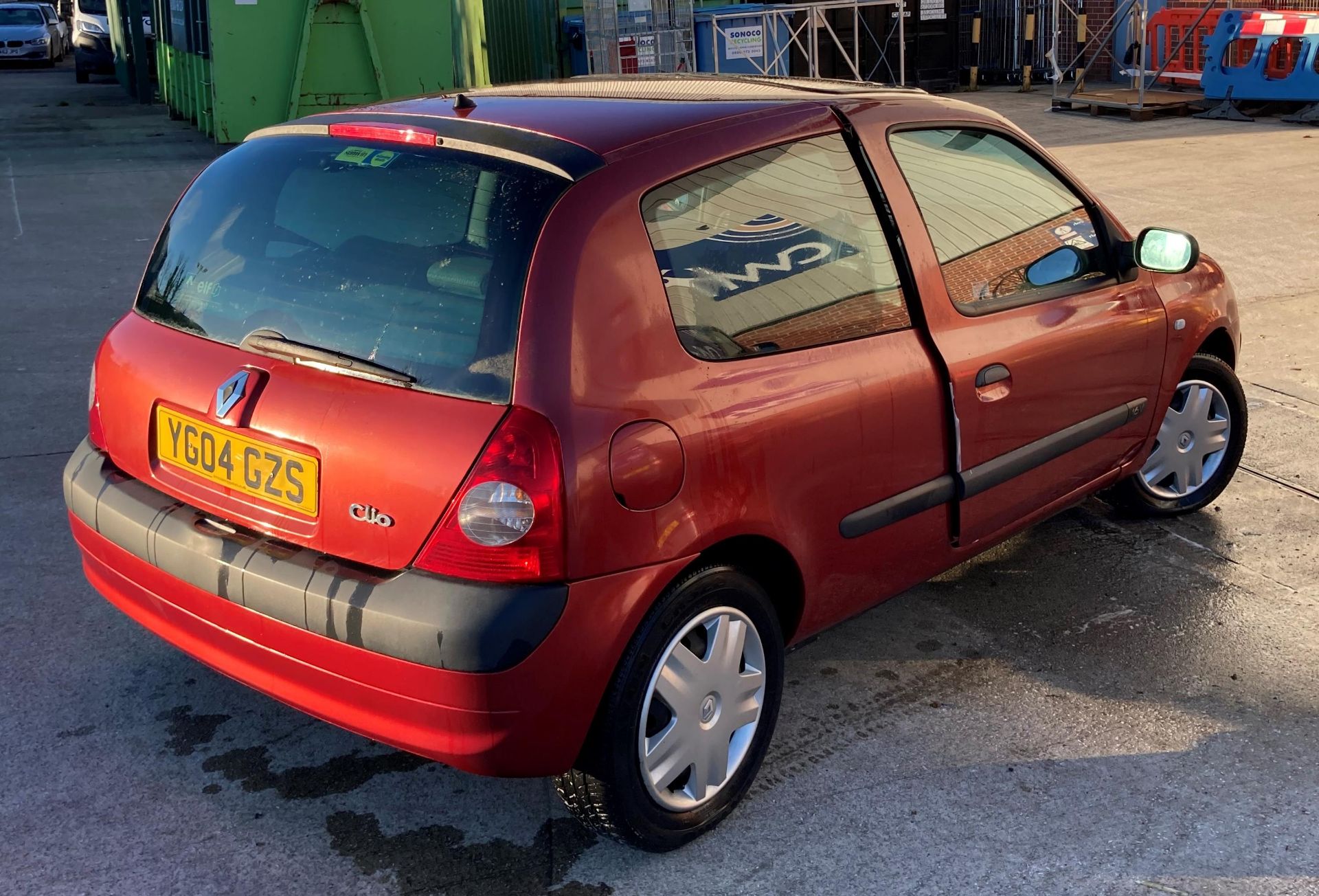 RENAULT CLIO EXPRESSION 16V (1149cc) THREE DOOR HATCHBACK - Petrol - Red. - Image 10 of 15