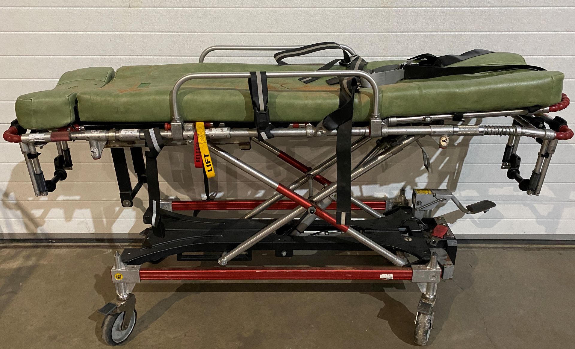 A Ferno ambulance trolley - Image 2 of 6