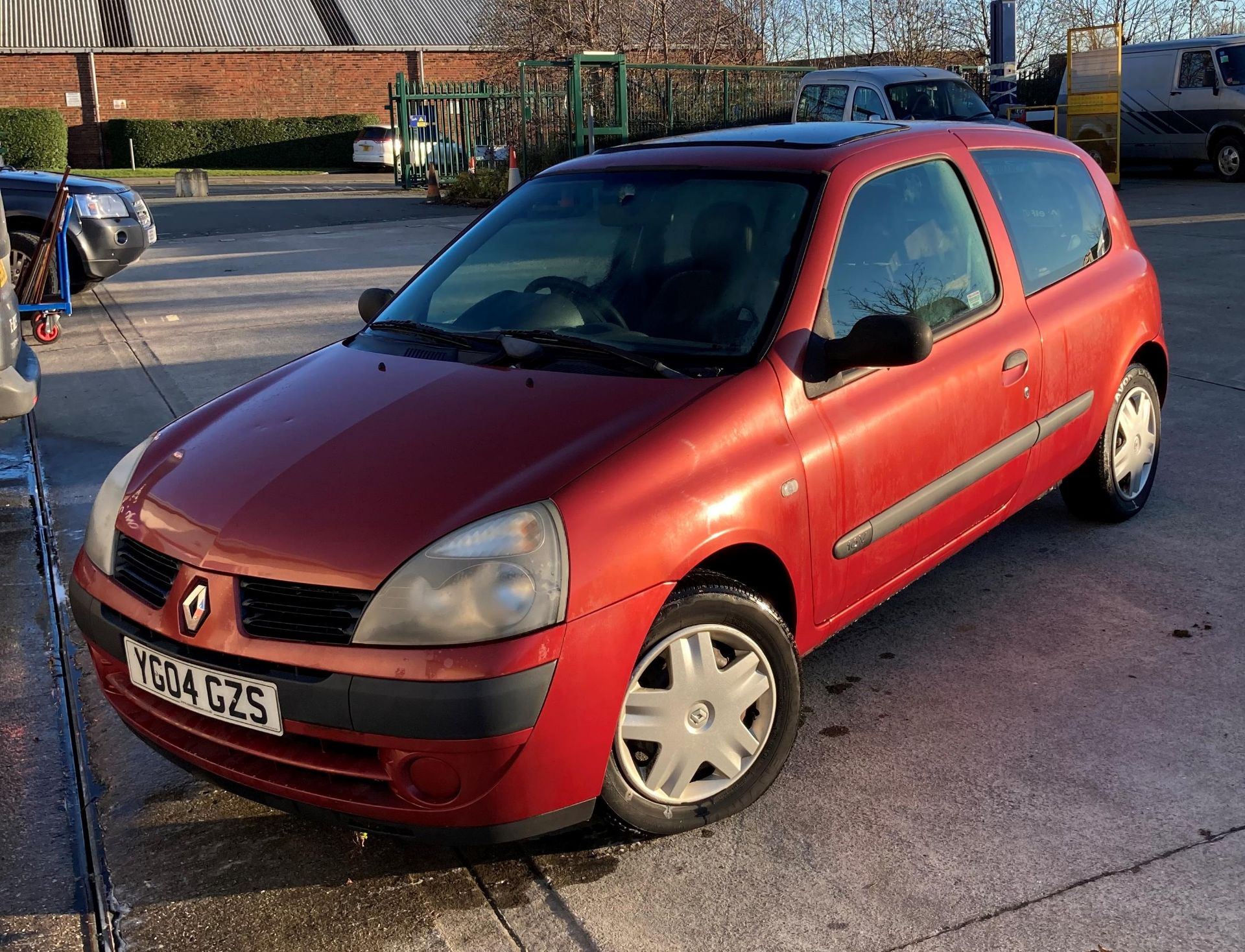 RENAULT CLIO EXPRESSION 16V (1149cc) THREE DOOR HATCHBACK - Petrol - Red. - Image 8 of 15