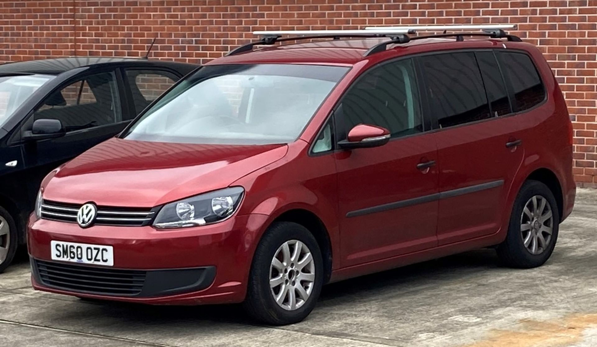 VOLKSWAGEN TOURAN 1.6 S TDi 106 MPV (7 SEATER) - Diesel - Red.