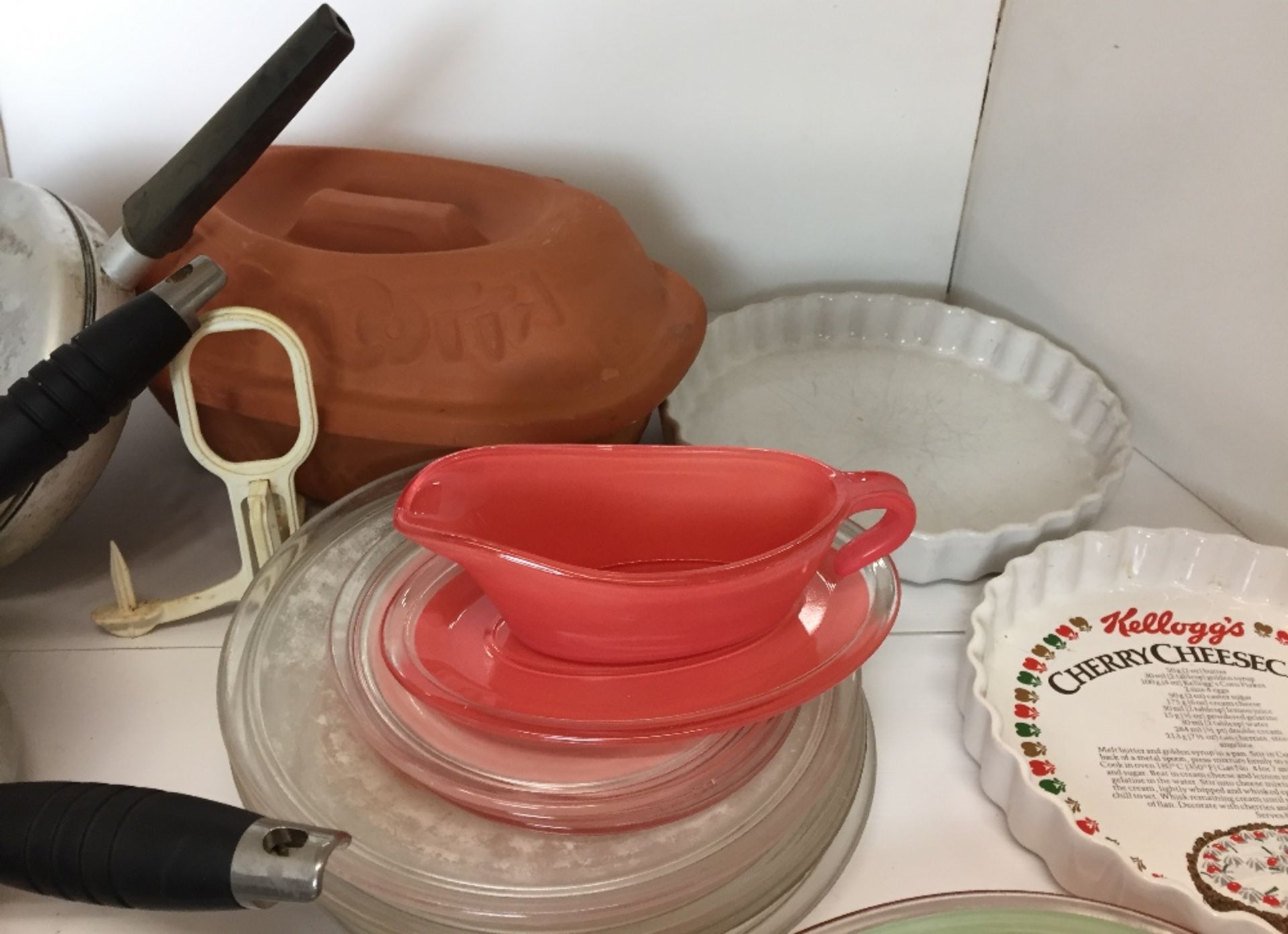 Twenty plus items including thirteen glass oven to tableware plates and gravy boats, - Image 2 of 4