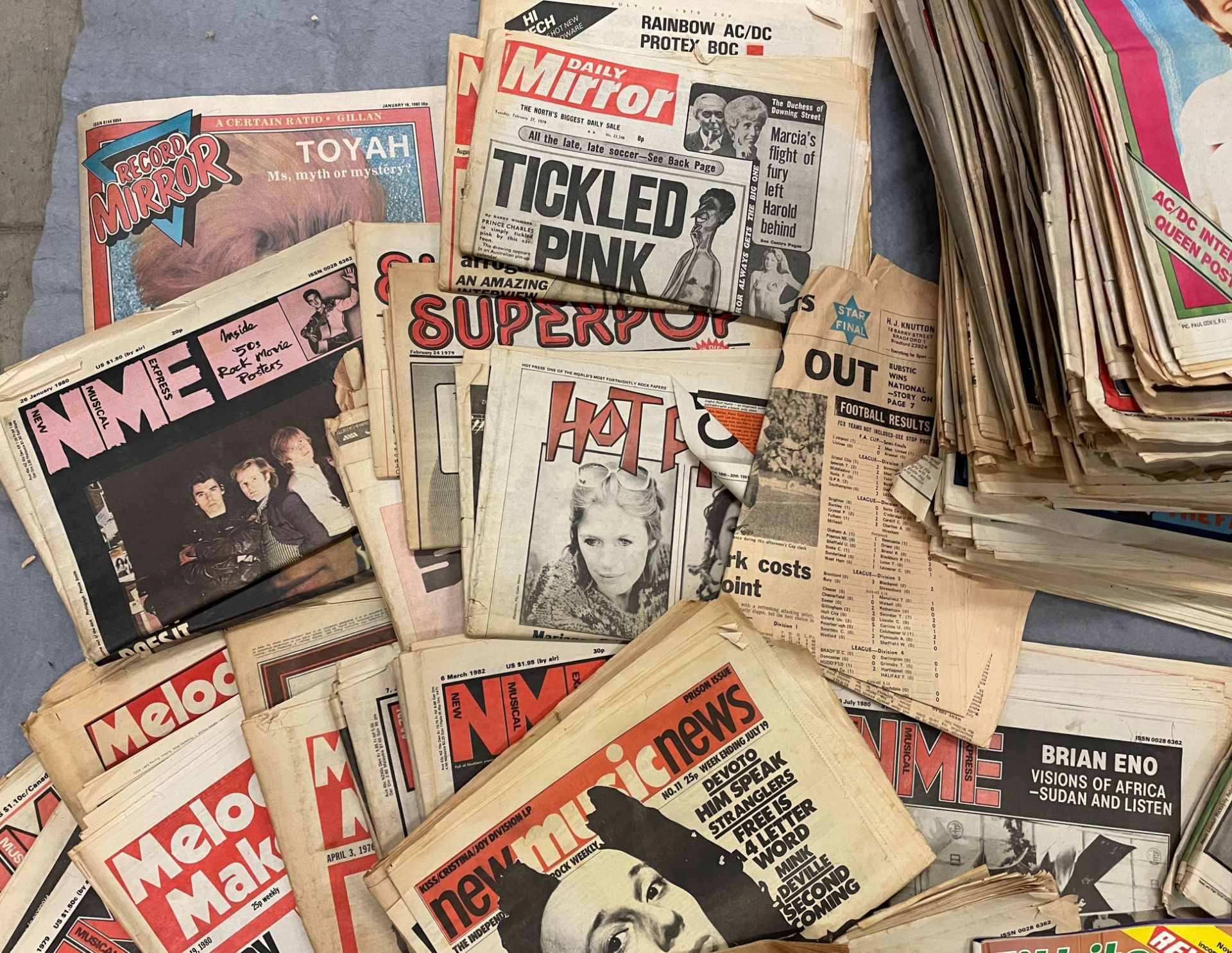 Green plastic box and contents - magazines, comics and newspapers from the 1970s and 80s - NME, - Image 5 of 5
