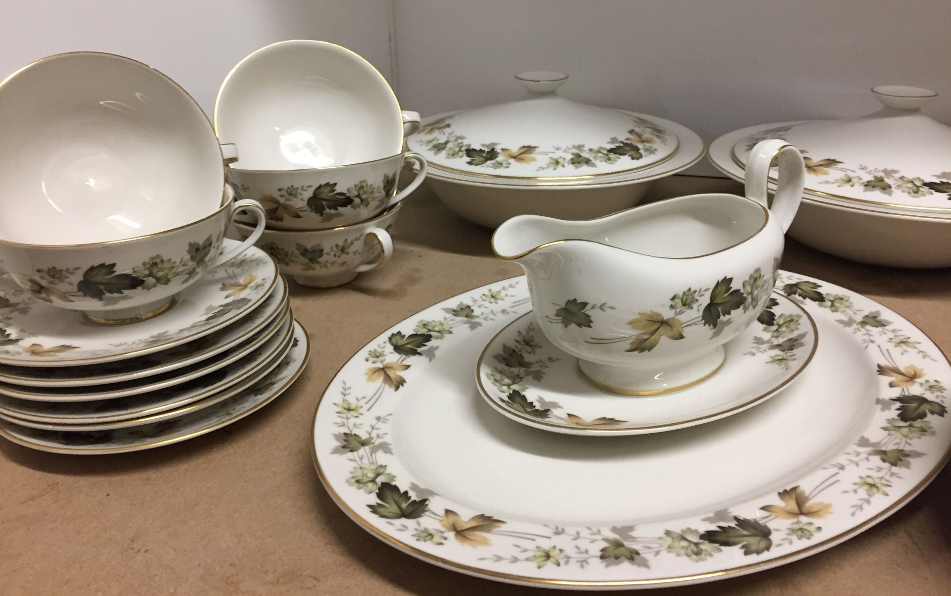 Forty-one pieces of Royal Doulton Larchmont green leaf-patterned fine china dinner service - Image 2 of 4